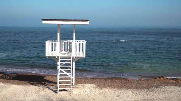 Alter Leerer Bademeisterturm Einem Sandstrand Bei Sonnigem Wolkenlosem Wetter Ohne — Stockvideo