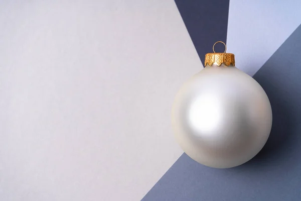 Eine Große Silberne Weihnachtskugel Der Schnittstelle Von Grautönen Weihnachten Und — Stockfoto