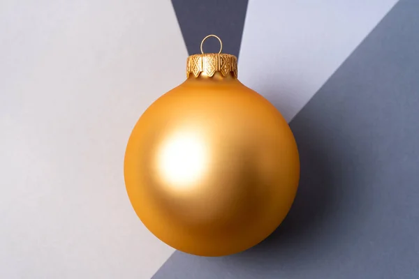 Goldene Weihnachtskugel Der Kreuzung Von Vier Grautönen Weihnachts Und Neujahrskonzept — Stockfoto