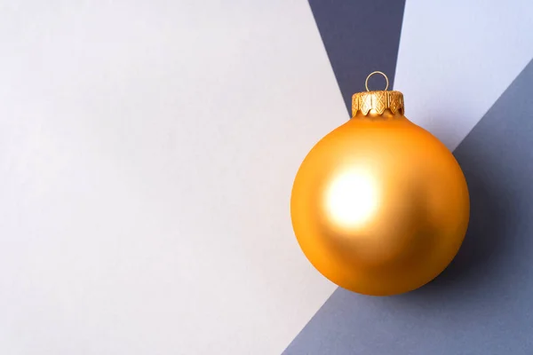 Goldene Weihnachtskugel Der Kreuzung Von Vier Grautönen Mit Kopierraum Weihnachts — Stockfoto