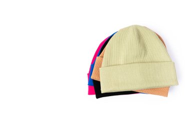 İzole edilmiş modaya uygun şapka yığınının üst görünümü farklı renklerde, beyaz arkaplanda kopyalanmış cpace ile izole edilmiş