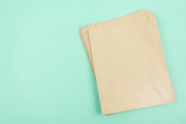 Nane arkaplanda fotokopi alanı olan kağıt el çantaları yığını. Plastiksiz konsept. Çevre dostu tüketim