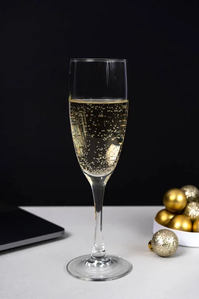 Glas Champagner Weihnachtskugeln Und Laptop Auf Dunklem Hintergrund Feier Und — Stockfoto