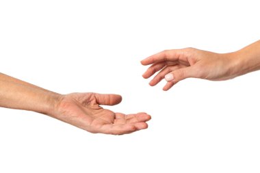 Yaşlı ve genç kadın elleri beyaz arka planda izole edilmiş. Aile ilişkileri, birlik, kültür ve din kavramı