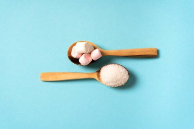 Şekerleme ve şeker karşı tahta kaşıklarda. Diyabet konsepti. Üst görünüm.