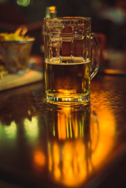 Masada bir bardak bira.