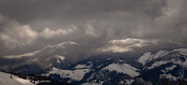 Kış, yüksek dağlarda kar beyazı zirveler. Yeri Carpathian, Vatra Dornei, Bucovina, Suceava, Romanya, Avrupa. Günbatımı. Kış ormanı Misafir evi