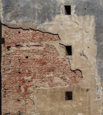 Büyük pencereli eski tuğla duvar