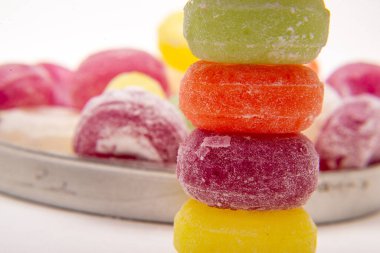 Renkli tatlı kaynamış tatlılar, şekerler, beyaz üzerine şeker, siyah arka plan, sert şeker