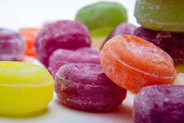 Renkli tatlı kaynamış tatlılar, şekerler, beyaz üzerine şeker, siyah arka plan, sert şeker