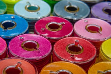 Renkli iplik bobinleri, makarada renkli iplik, tüp iplik, pamuk, yün, keten iplik