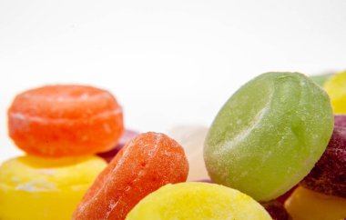 Renkli tatlı kaynamış tatlılar, şekerler, beyaz üzerine şeker, siyah arka plan, sert şeker