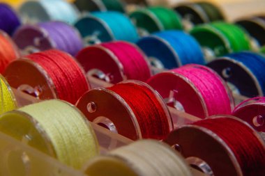 Renkli iplik bobinleri, makarada renkli iplik, tüp iplik, pamuk, yün, keten iplik