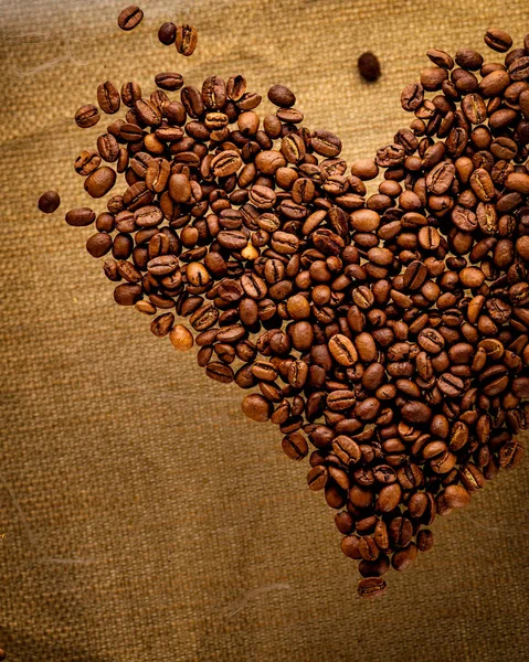 Kahve Çekirdeği Kahve Çekirdekleri Yüzeyde Yayılır Kavrulmuş Kahve Çekirdekleri Siyah — Stok fotoğraf
