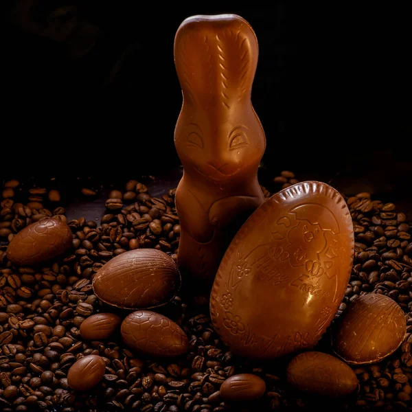 Fasulye Arkaplanda Lezzetli Çikolata Yumurtaları Fasulye Çikolata Yumurtası Çikolatalı Tavşan — Stok fotoğraf