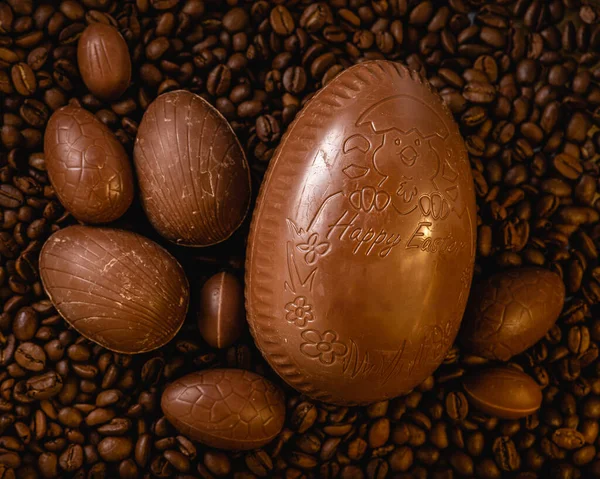 Fasulye Arkaplanda Lezzetli Çikolata Yumurtaları Fasulye Çikolata Yumurtası Çikolatalı Tavşan — Stok fotoğraf