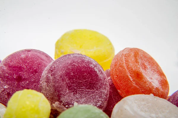 Renkli tatlı kaynamış tatlılar, şekerler, beyaz üzerine şeker, siyah arka plan, sert şeker