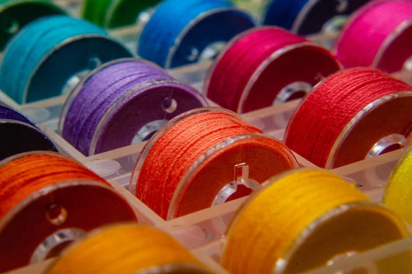Renkli iplik bobinleri, makarada renkli iplik, tüp iplik, pamuk, yün, keten iplik