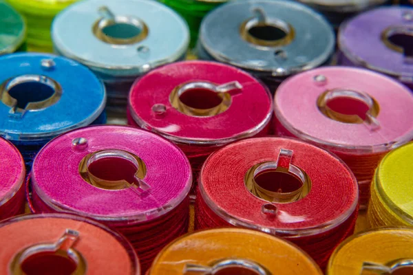 Renkli iplik bobinleri, makarada renkli iplik, tüp iplik, pamuk, yün, keten iplik