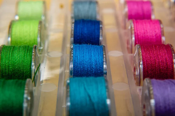Renkli iplik bobinleri, makarada renkli iplik, tüp iplik, pamuk, yün, keten iplik