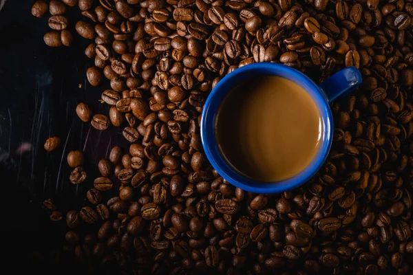 Sabah Içeceği Menüsü Için Sütlü Sütlü Sıcak Kahvenin Üstünde Mavi — Stok fotoğraf