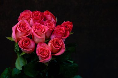 Pembe romantik güller. Yumuşak odaklı çiçek arkaplanı. Renkli bir arka plan. Penceredeki buket, desen, siyah doğal arkaplan