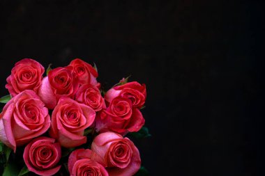 Pembe romantik güller. Yumuşak odaklı çiçek arkaplanı. Renkli bir arka plan. Penceredeki buket, desen, siyah doğal arkaplan