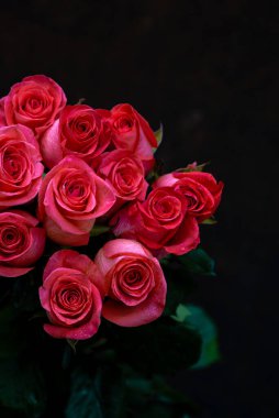 Pembe romantik güller. Yumuşak odaklı çiçek arkaplanı. Renkli bir arka plan. Penceredeki buket, desen, siyah doğal arkaplan