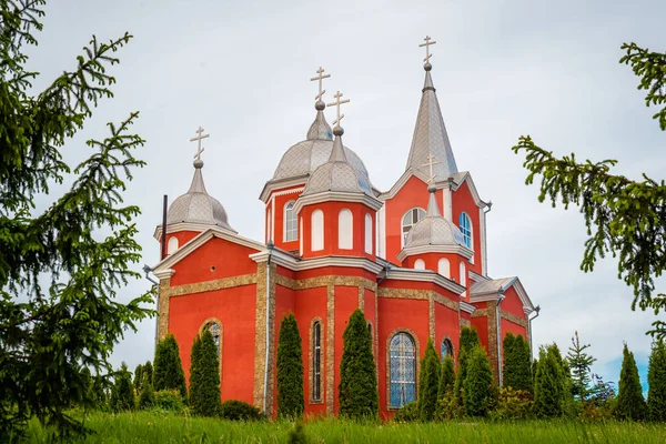 Православна Церква Пофарбована Червоним Монастир Села Злоті Каузені Молдови Монастир — стокове фото