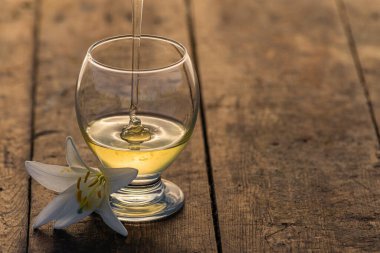 Aromatik aromalı bal kavanozu, akan bal, kırsal ahşap masa zeminine dökülüyor. Uzayı kopyala organik