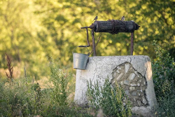 Kuno Menarik Baik Desa Eropa Old Water Well Pulley Dan — Stok Foto