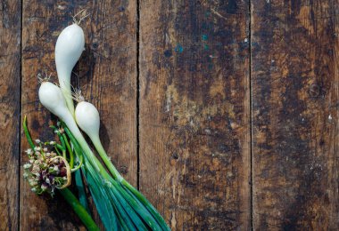 Tahta tahtada taze soğan, soğan tohumu ve tohum başı, beyaz ve sarı, konsept, üst görünüm