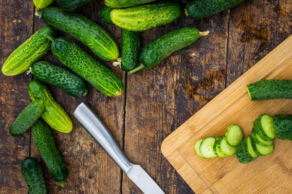 Kırsal ahşap arka planda taze salatalık. Salatalıklar düşük kalorilidir ama birçok önemli vitamin ve mineralde kilo kaybeder. Yaprak ve çiçek