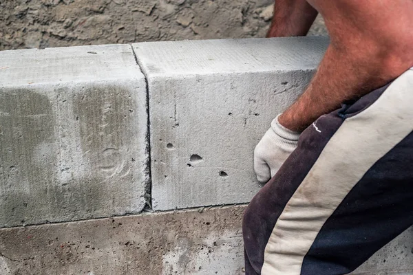 Seorang Pria Membangun Blok Beton Yang Ringan Blok Beton Batu — Stok Foto