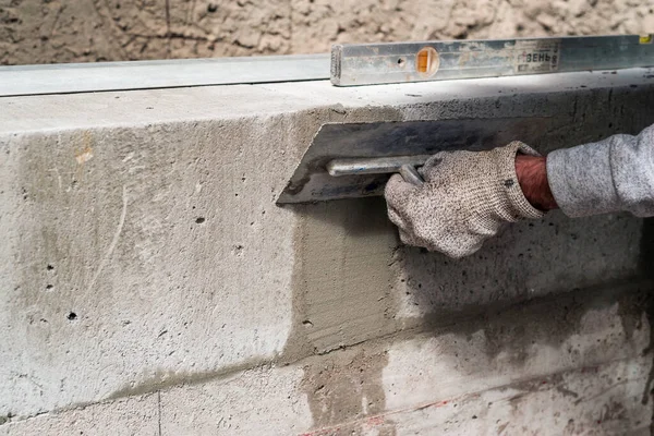 Seorang Pria Membangun Blok Beton Yang Ringan Blok Beton Batu — Stok Foto