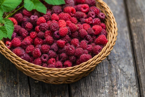 Fresco Biologico Maturo Lampone Legno Tavolo Sfondo Tessuto Cesto Frutta — Foto Stock