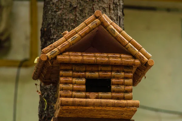 Casa de madera para pájaros fotos de stock, imágenes de Casa de madera para  pájaros sin royalties | Depositphotos