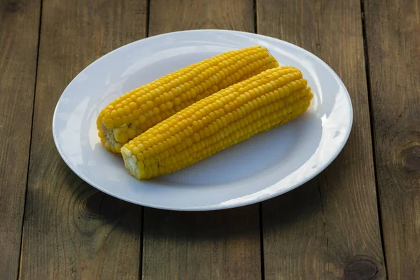 Boiled Corn Cobs White Plate Fresh Sweet Rustic Wooden Table — Fotografia de Stock