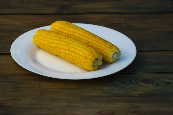 Boiled Corn Cobs White Plate Fresh Sweet Rustic Wooden Table — стоковое фото