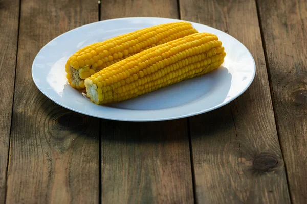 Boiled Corn Cobs White Plate Fresh Sweet Rustic Wooden Table — ストック写真