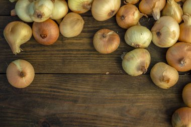Tahta masada taze kırmızı soğan, üst görünüm, organik gıda kahverengi dilimler, hasır sepetin dışındaki sade ham kesim tahtası Ampul Gıda yerel çiftçi marketini içeriyor