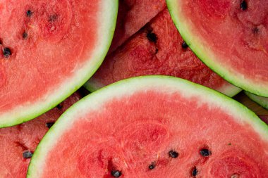 Lezzetli karpuz açık hava ahşap masa, yeşil doğal arka plan dilimleme güneşli gün, hurda, taze olgun kırmızı yaprak, yaz güneşli bahçe suyu organik tatlı meyve, vejetaryen yemeği lezzetli dilimlenmiş tahta tabak