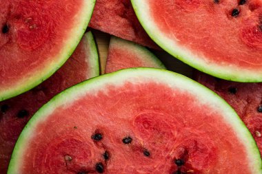 Lezzetli karpuz açık hava ahşap masa, yeşil doğal arka plan dilimleme güneşli gün, hurda, taze olgun kırmızı yaprak, yaz güneşli bahçe suyu organik tatlı meyve, vejetaryen yemeği lezzetli dilimlenmiş tahta tabak