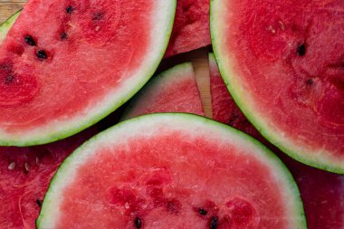 Lezzetli karpuz açık hava ahşap masa, yeşil doğal arka plan dilimleme güneşli gün, hurda, taze olgun kırmızı yaprak, yaz güneşli bahçe suyu organik tatlı meyve, vejetaryen yemeği lezzetli dilimlenmiş tahta tabak