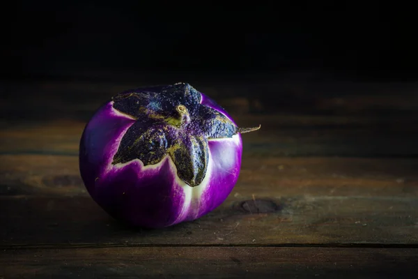 Violet Purple Eggplant Dark Food Photography Moody Background Closeup Selective — Stok fotoğraf