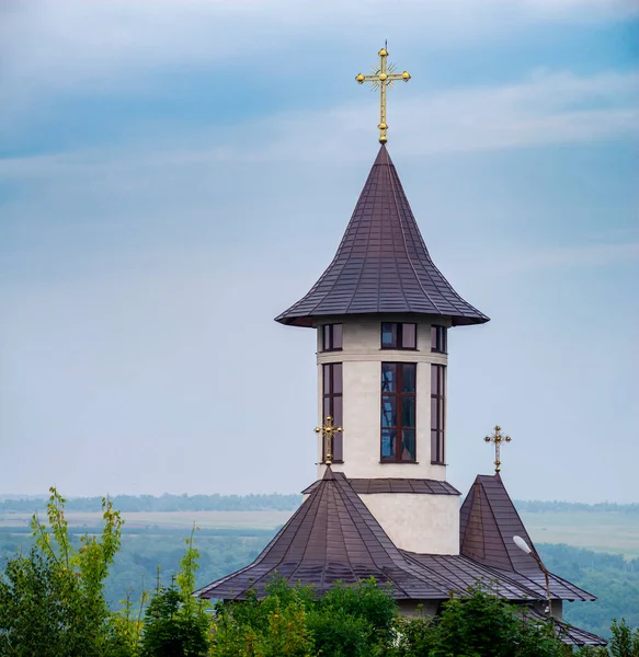 Church Bell Tower Blue Sky Sharp Pointed Steeple Brick Church — Stok fotoğraf