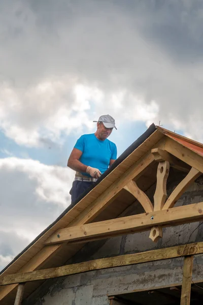 屋根男屋根大工作業国の家の改装 — ストック写真
