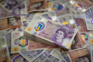 Amerikan parası, İngiliz sterlini, Euro, ron lei romanian bankaları para dolar banknotları İngiltere pound fon finans konsepti yakın plan nakit