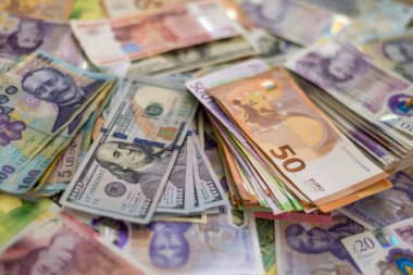 Amerikan parası, İngiliz sterlini, Euro, ron lei romanian bankaları para dolar banknotları İngiltere pound fon finans konsepti yakın plan nakit