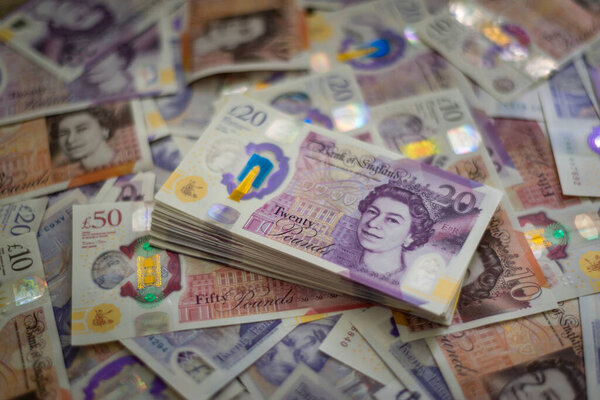 Американская наличность, британский фунт, евро, румынские банкноты, долларовые купюры